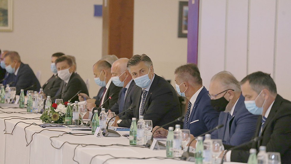 Premijer Plenković sa županima u Gospiću: Nastavljamo raditi na decentralizaciji