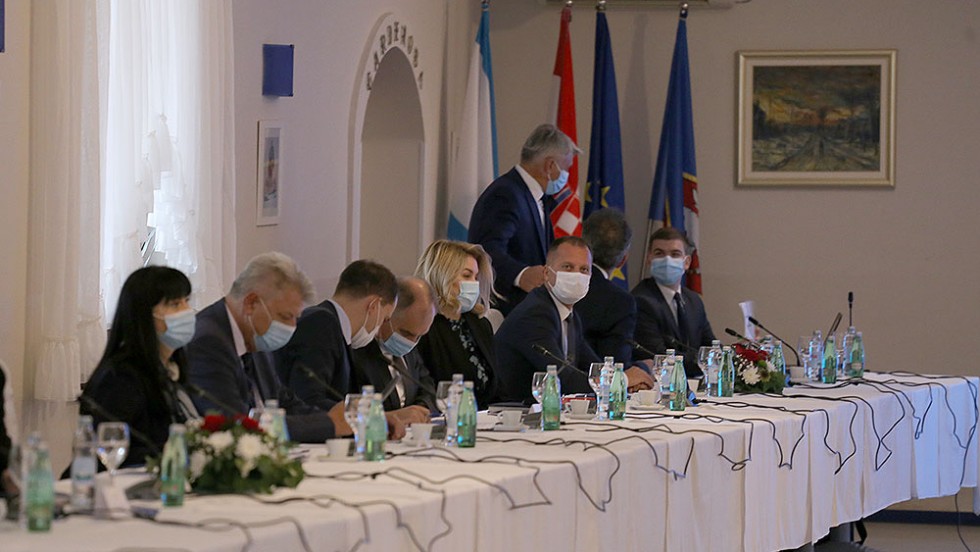 Premijer Plenković sa županima u Gospiću: Nastavljamo raditi na decentralizaciji