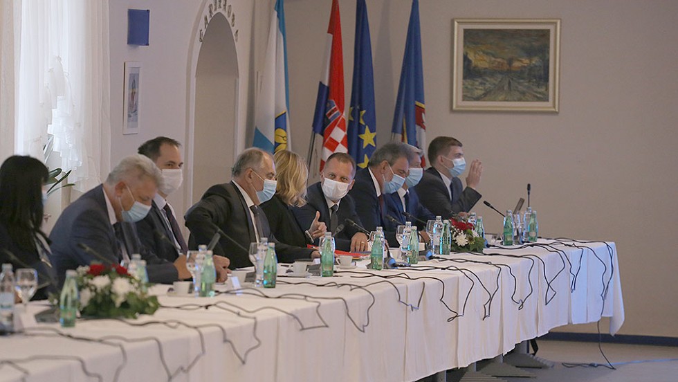 Premijer Plenković sa županima u Gospiću: Nastavljamo raditi na decentralizaciji