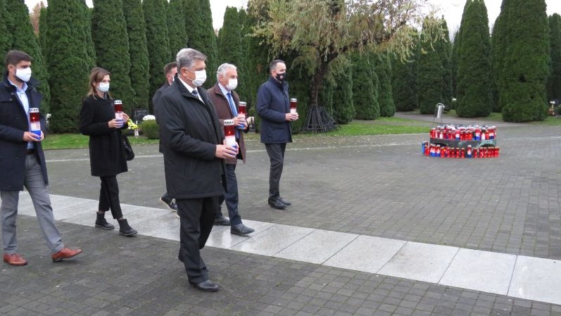 Izaslanstvo Hrvatske zajednice županija položilo vijence za žrtve Vukovara