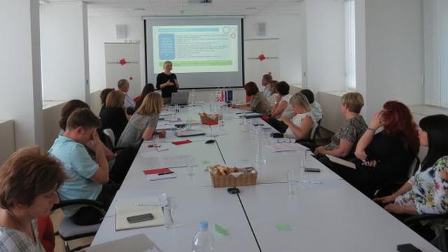 Pročelnici i predstavnici županijskih upravnih odjela na predavanju o primjeni Uredbe o kriterijima…