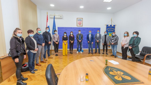 Ličko-senjska županija: U županiji potpisani Ugovori za poticanje rada mladih poduzetnika