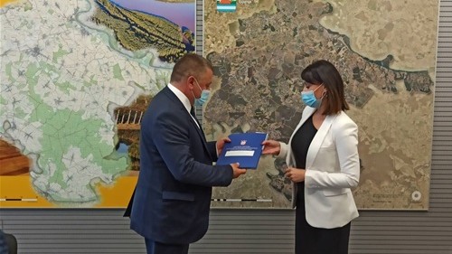 Ministrica Tramišak uručila ugovore o sufinanciranju EU projekata u Vinkovcima
