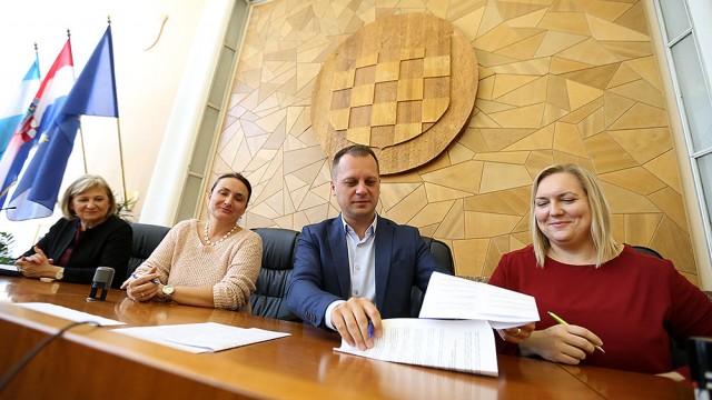 Župan Andrović potpisao s ravnateljima ugovor o Školskoj shemi voća, povrća i mlijeka za 6.989 učenika